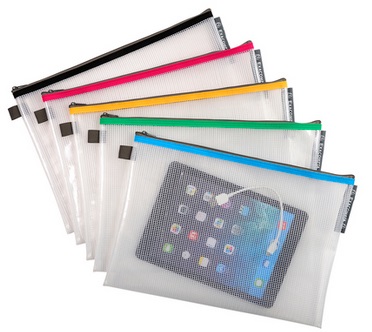 Reißverschlusstaschen in verschiedenen Farben mit einem Tablet in einer transparenten Tasche.