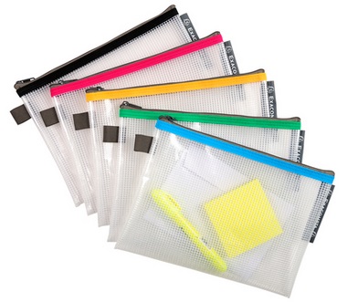 Sechs farbige A5 Reißverschlusstaschen aus durchsichtigem Material in verschiedenen Farben.