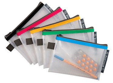 Farbig sortierte Reißverschlusstaschen in verschiedenen Farben mit durchsichtigem Material.